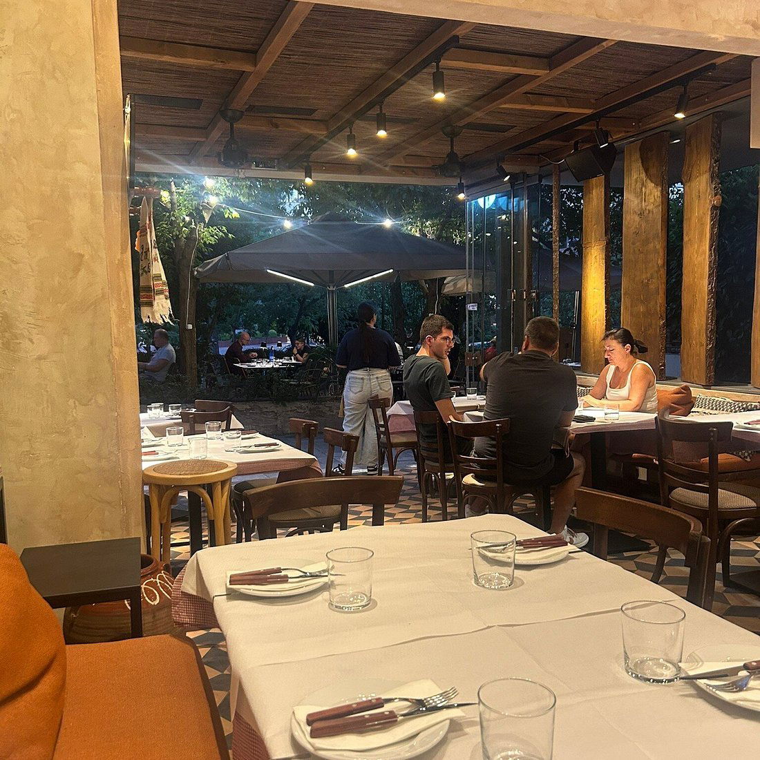 Aoritis Kritis Thimises, Restaurant in Athens