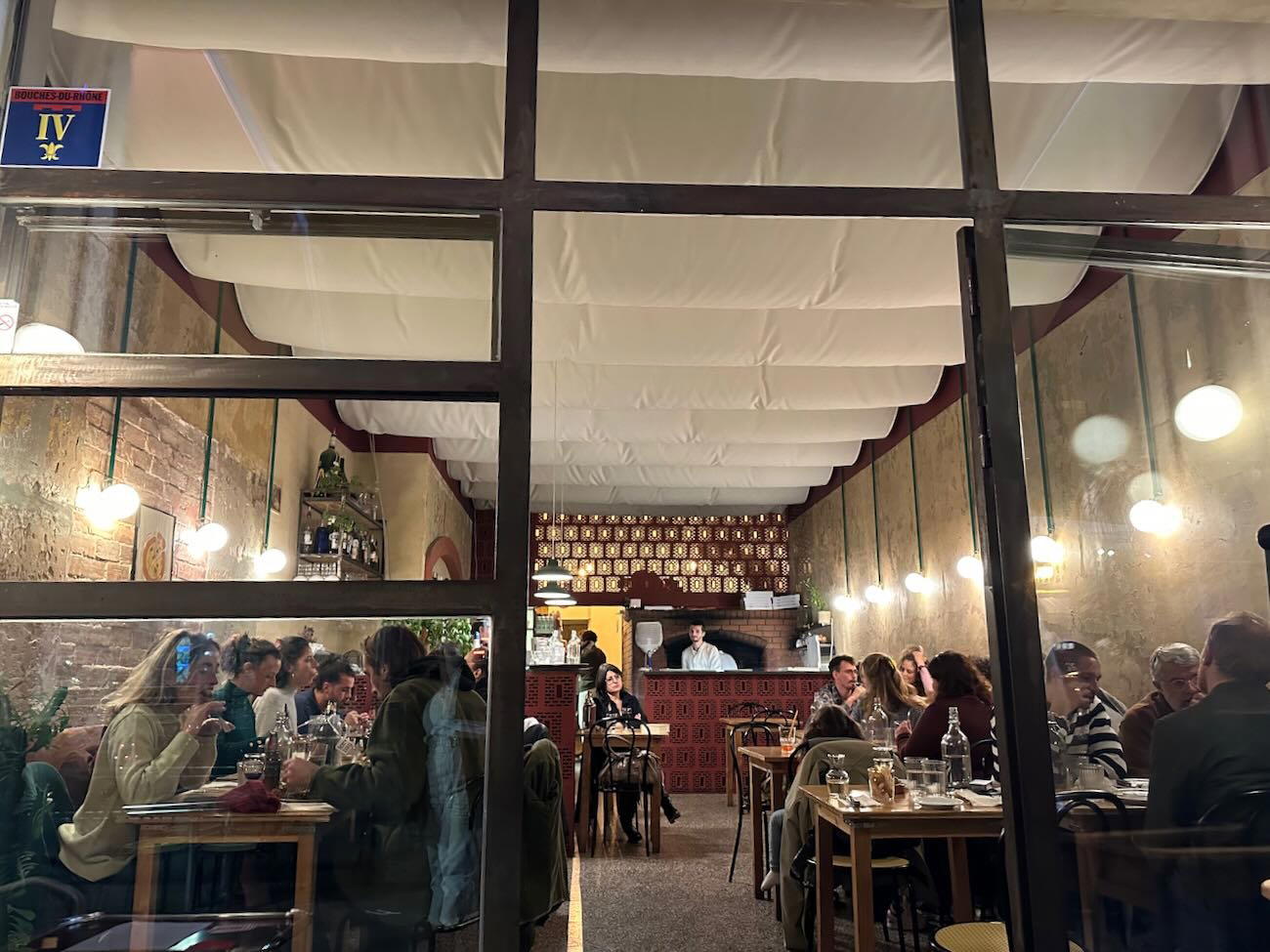 LA BELLA PIZZA restaurant in Marseille, France