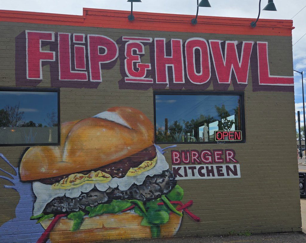 Flip & Howl Burger Kitchen, Restaurant in Denver