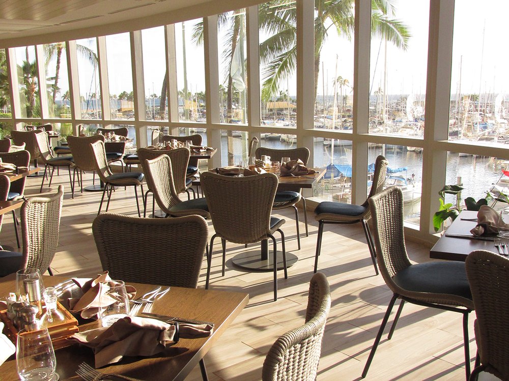 100 Sails Restaurant & Bar