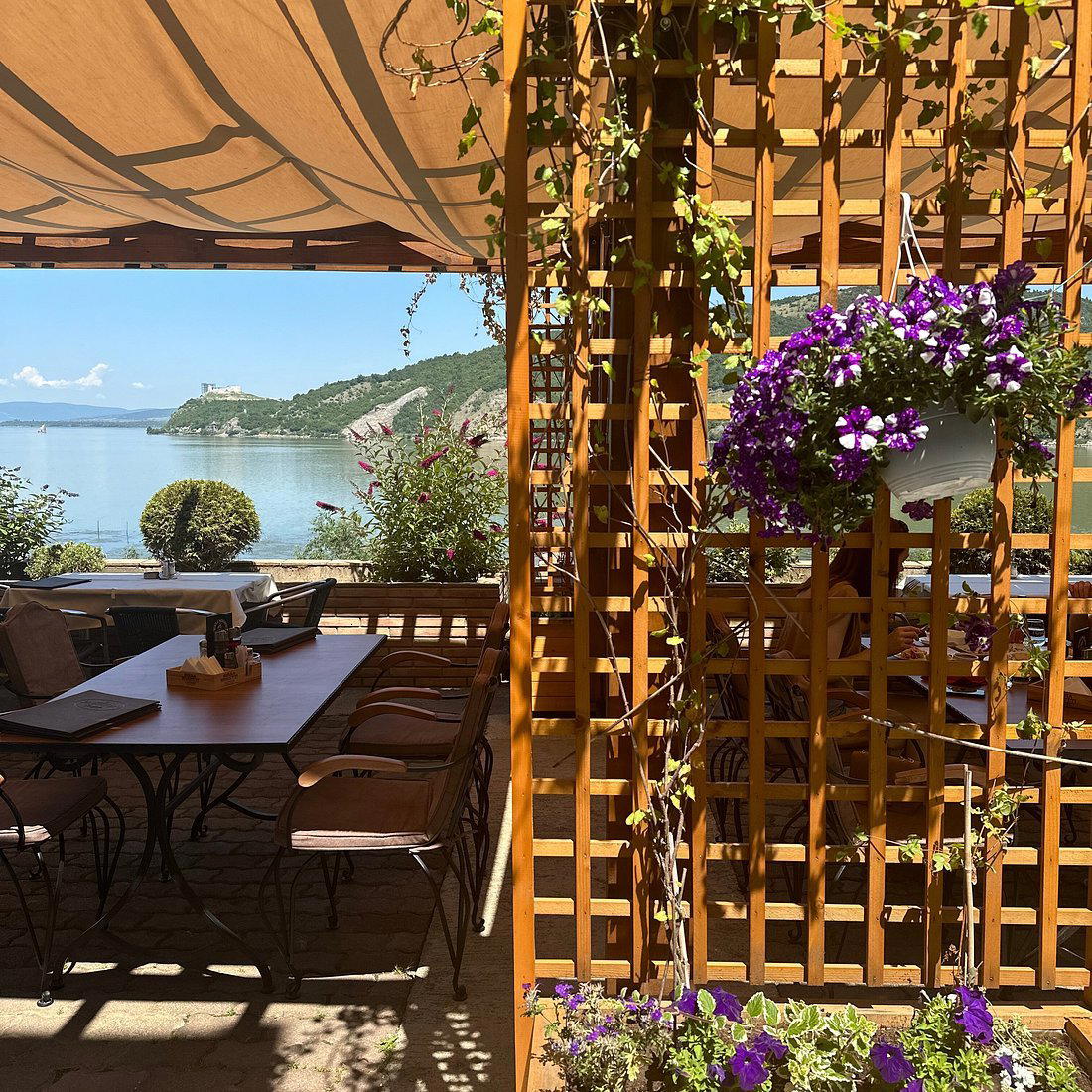 Restoran Jorgovan restaurant in Golubac