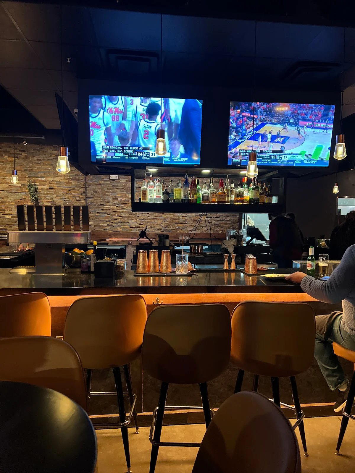 Highball Kitchen & Cocktails restaurant in Columbia