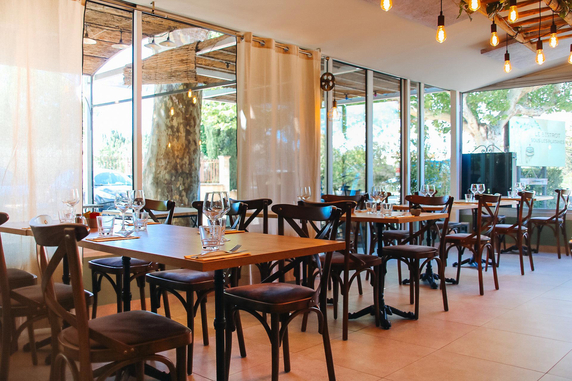 Le bistrot sous les platanes restaurant in Graveson, France