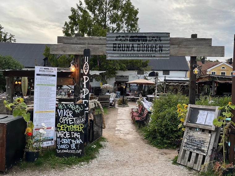 Bruna Dörren, Ljugarn, Sweden