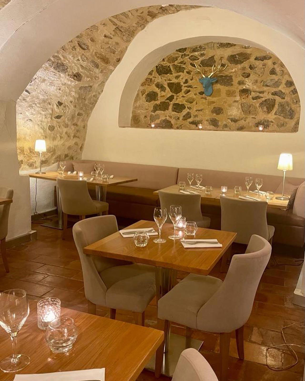 Les Caves Henri IV restaurant in Aix-en-Provence, France