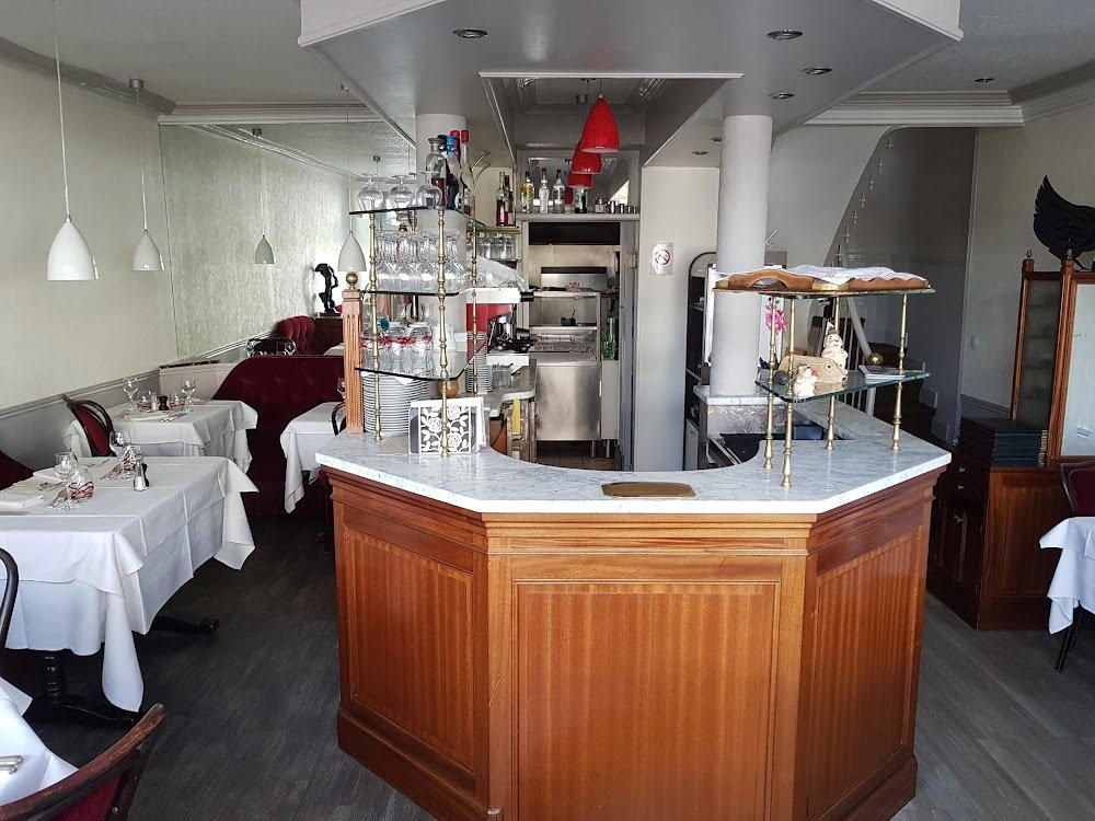 Les Gastronomes restaurant in La Bouille, France
