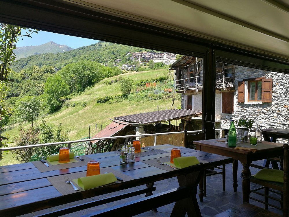 Aquila d'Oro Osteria Enoteca Bar, Restaurant in Dosso Del Liro
