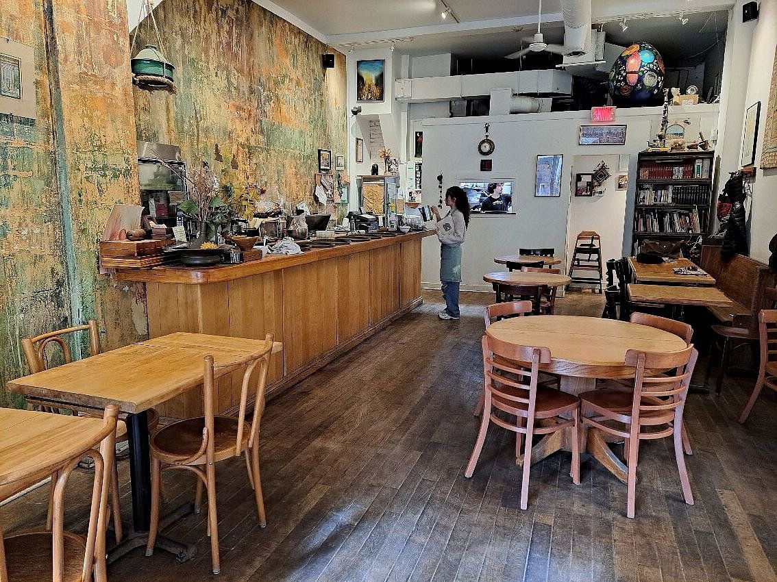 Byblos Le Petit Cafe, Restaurant in Montreal