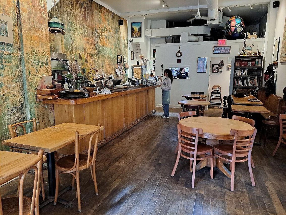 Byblos Le Petit Cafe restaurant in Montréal, Canada