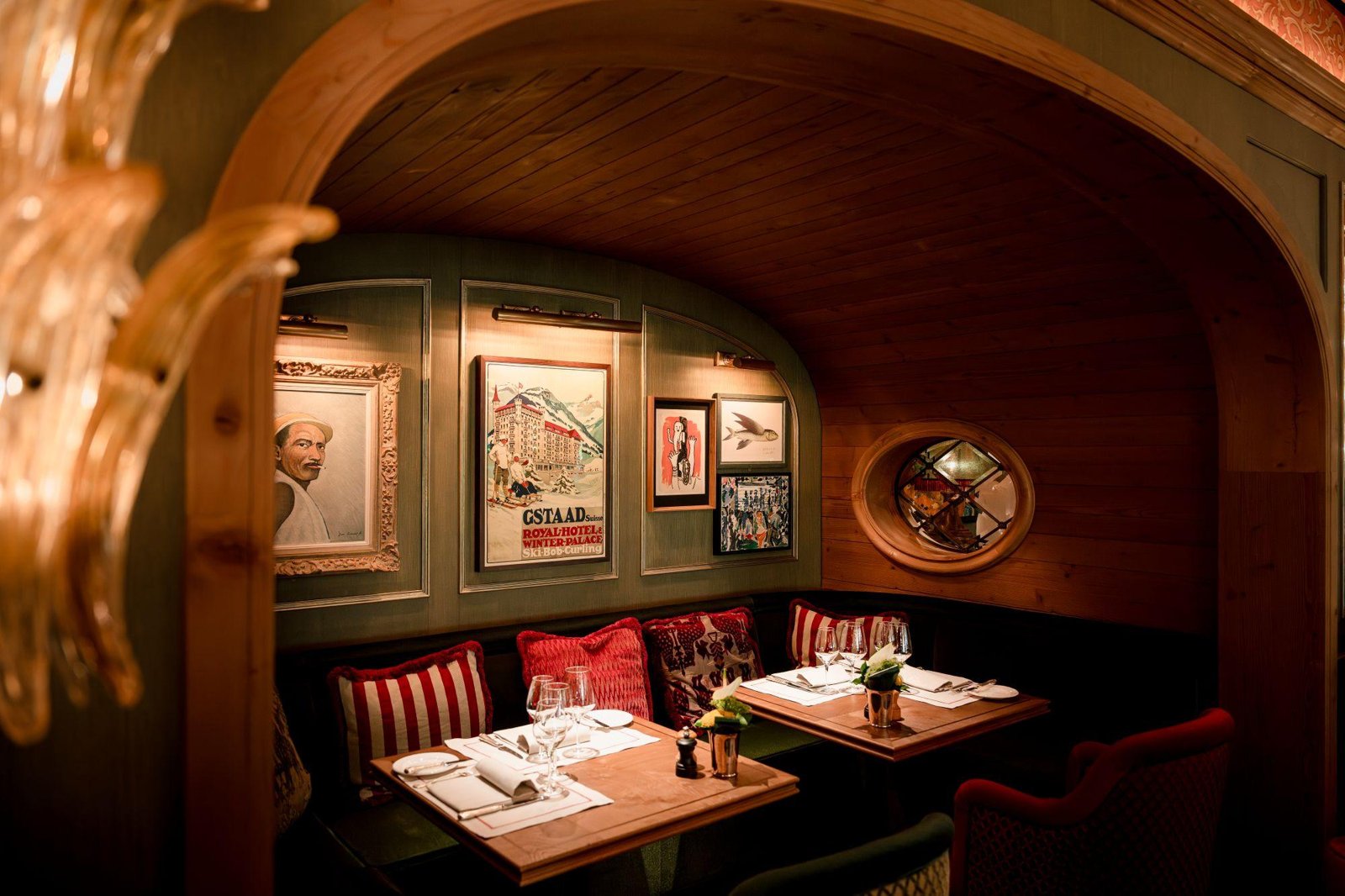 PISCINE, Restaurant in Gstaad