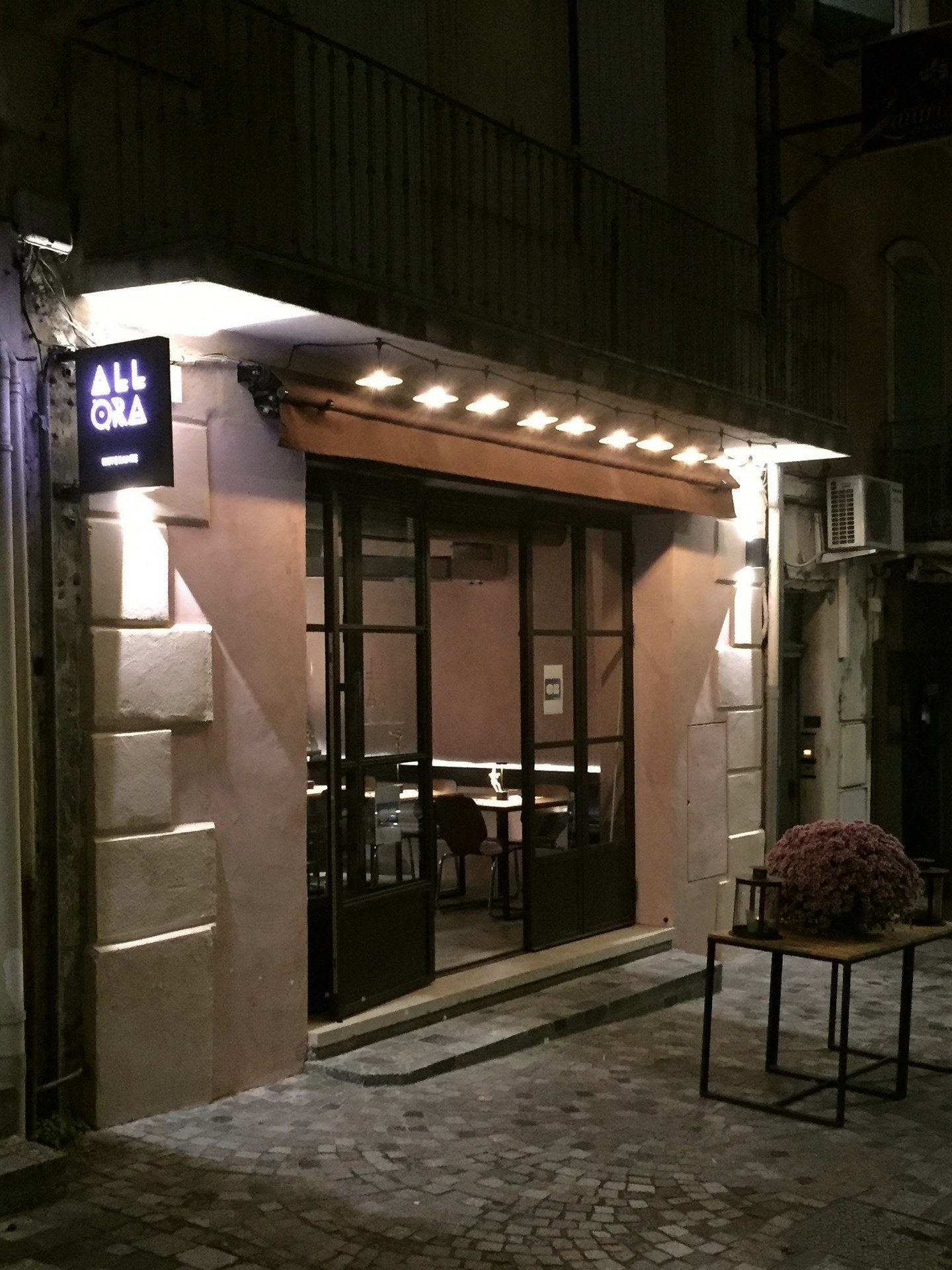 Allora restaurant in Arles, France