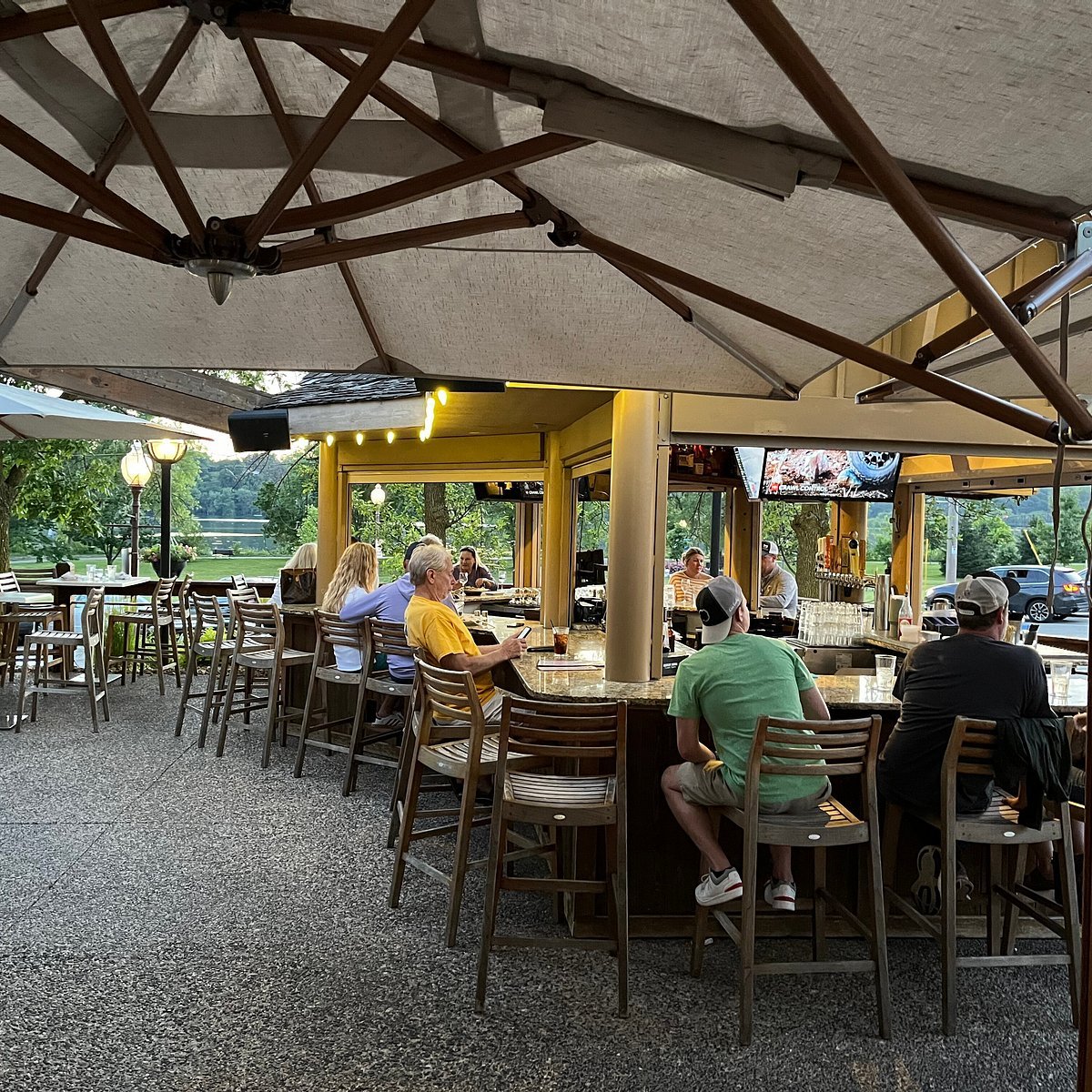 Pier 500 restaurant in Hudson, United States