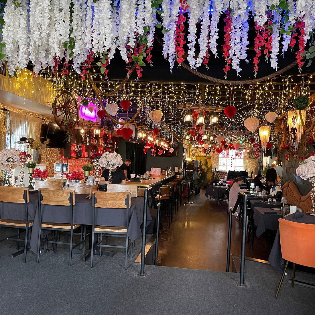 Deluxe Fun Dining, Restaurant in Charlotte