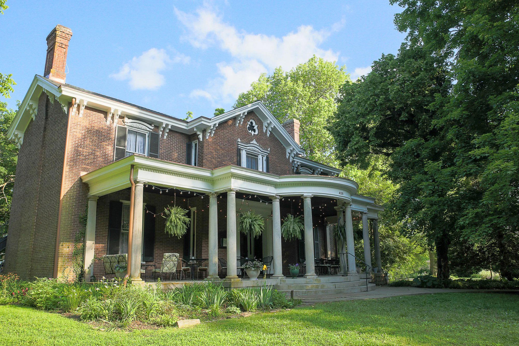 Holly Hill Inn restaurant in Midway, United States