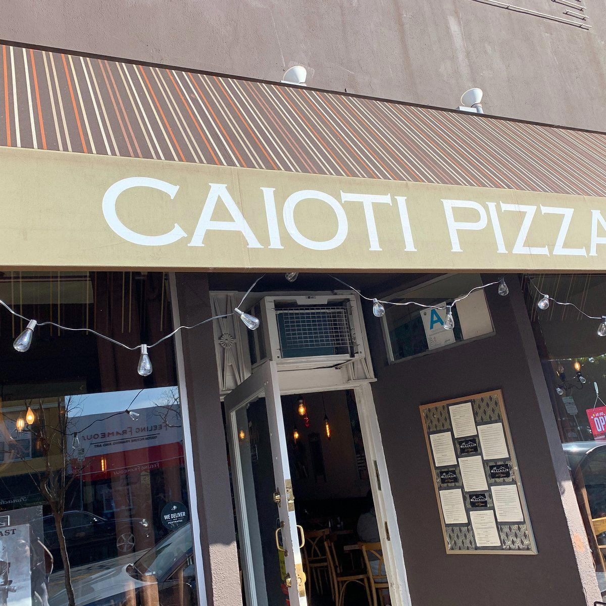 Caioti Pizza Cafe restaurant in Studio City