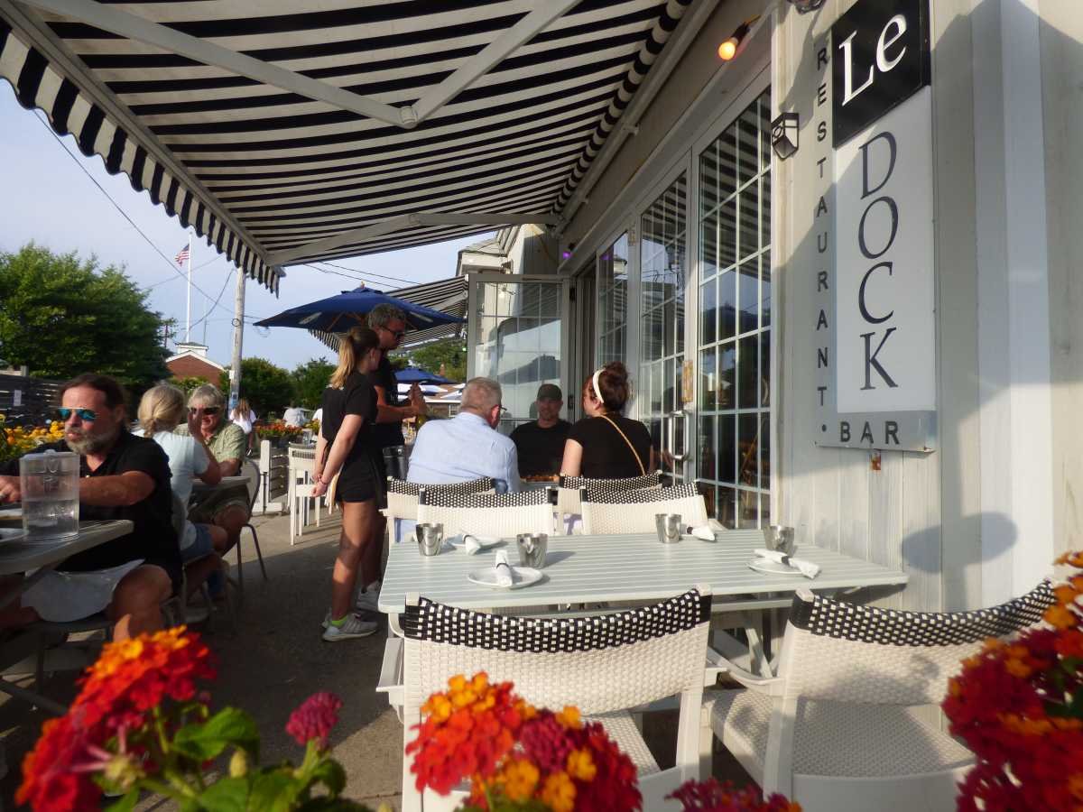 Le Dock, Restaurant in Bay Shore