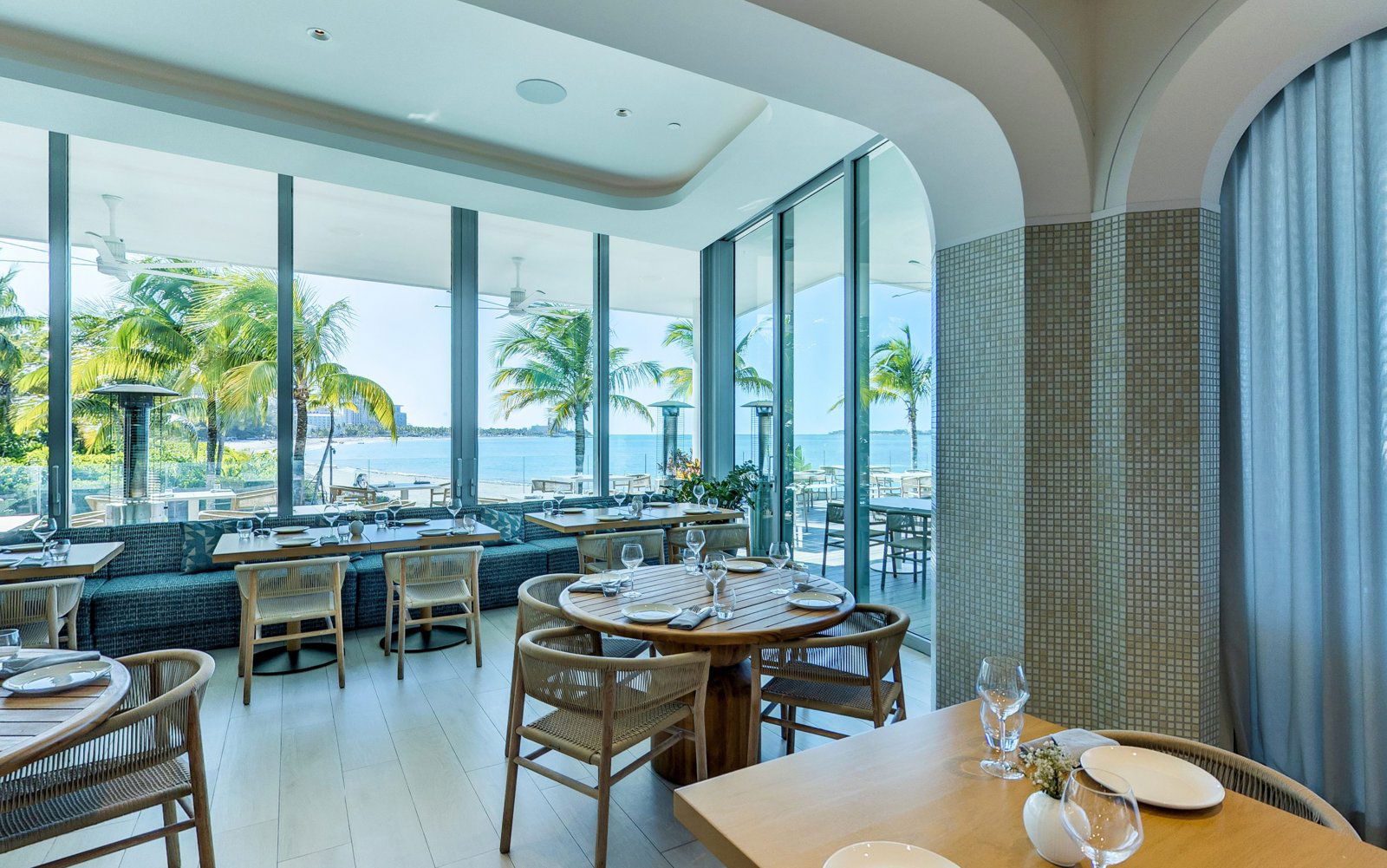 OIA, Restaurant in Nassau