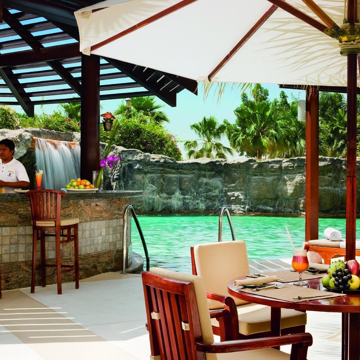 Flamingos Pool & Restaurant