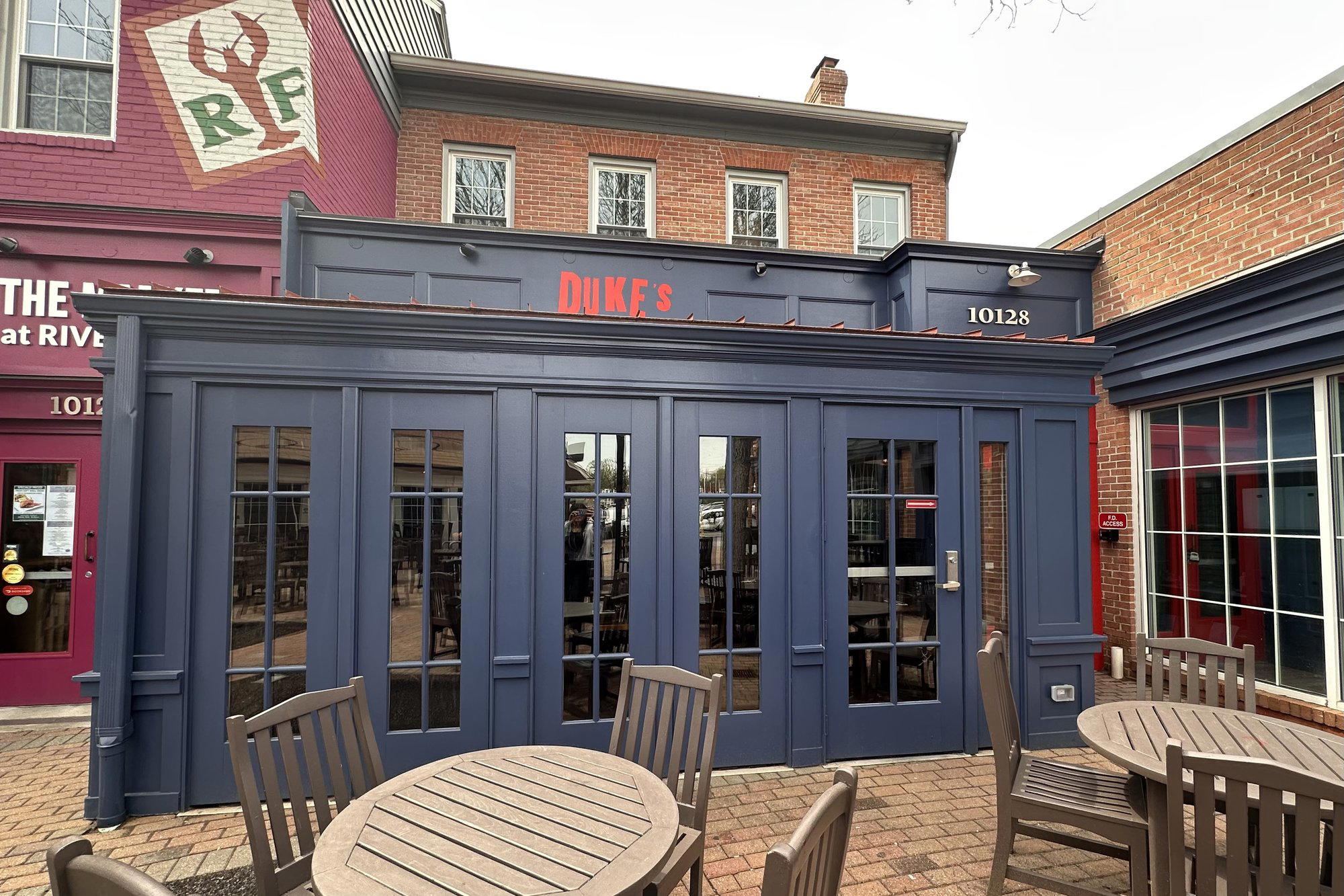 Duke's Grocery restaurant in Potomac