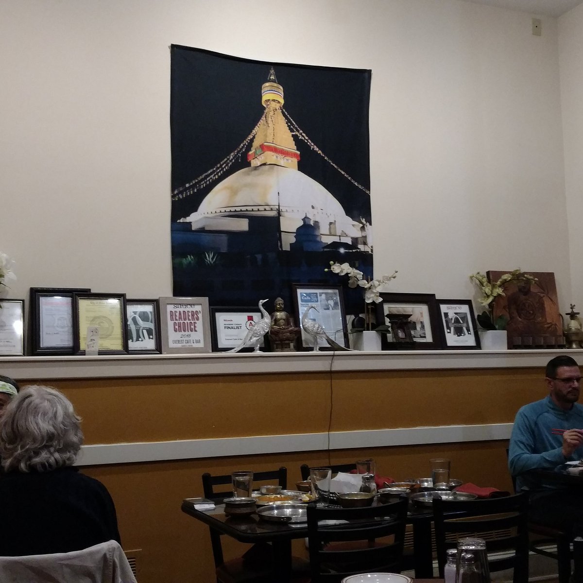 Everest Cafe and bar, Restaurant in St Louis