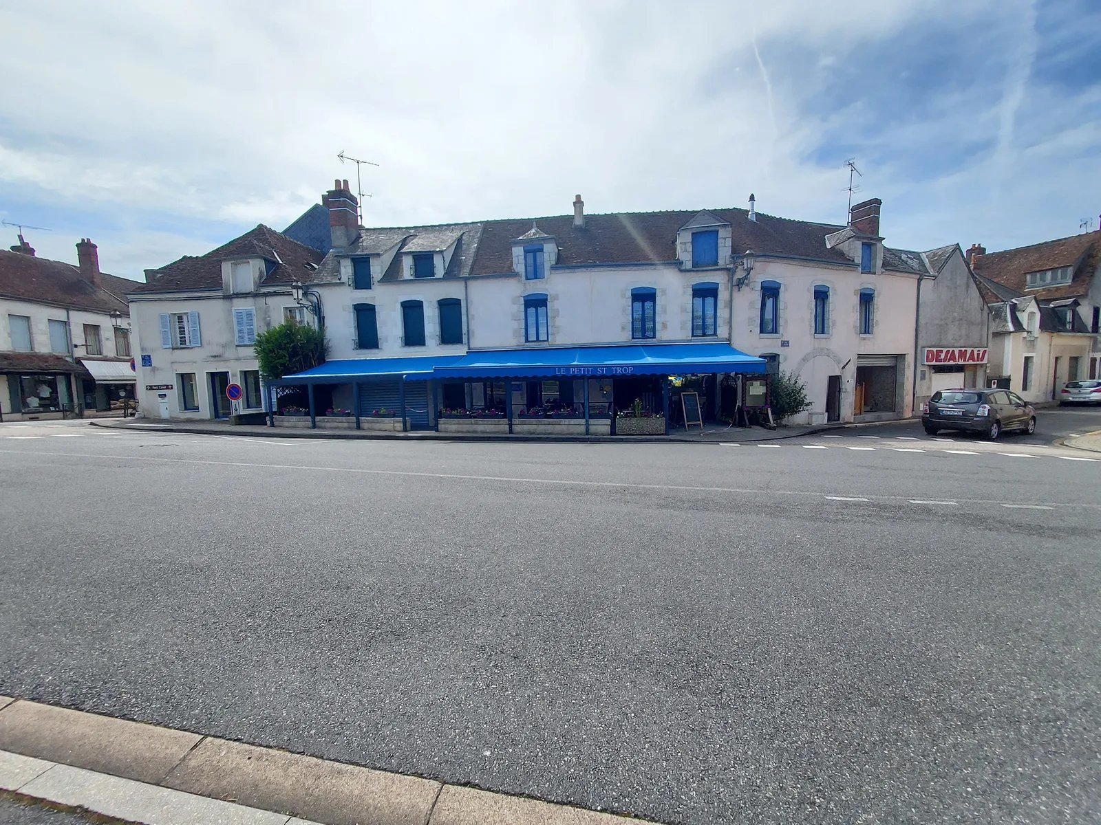 Le Petit Saint Trop restaurant in Briare