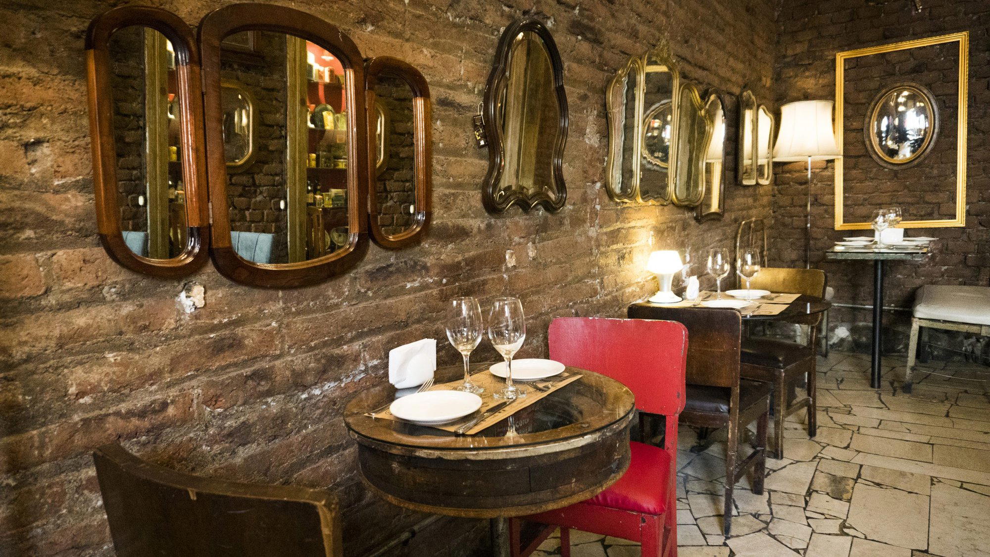 Restaurante Peluquería Francesa - Boulevard Lavaud - Barberia Patrimonial Barrio Yungay restaurant in Santiago, Chile