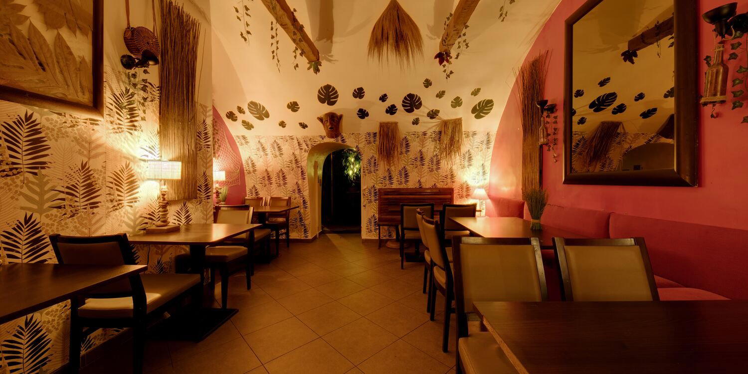 Le Bossu restaurant in Paris, France