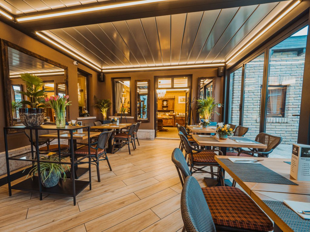 Platán Bistro Restaurant, Restaurant in Tata