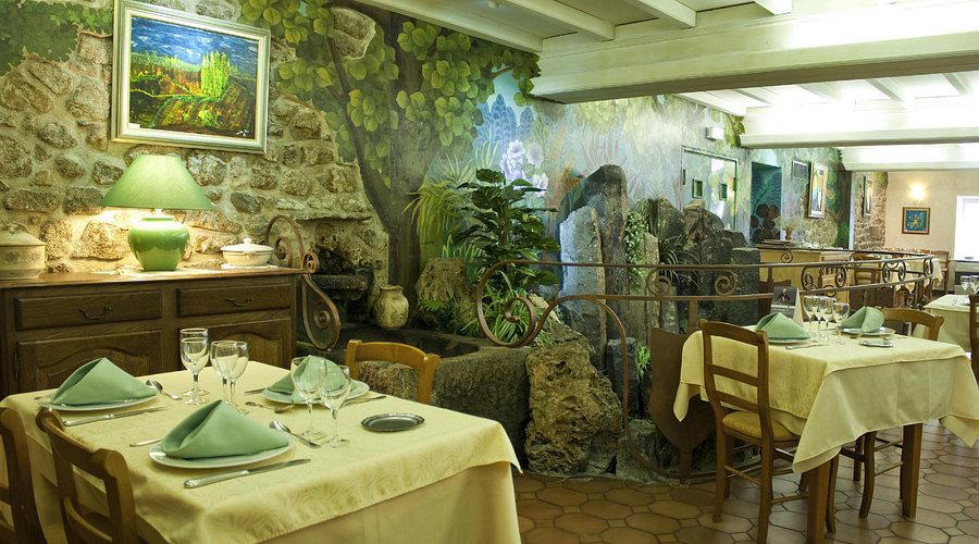 Au Pont de Raffiny restaurant in Saint-Romain, France