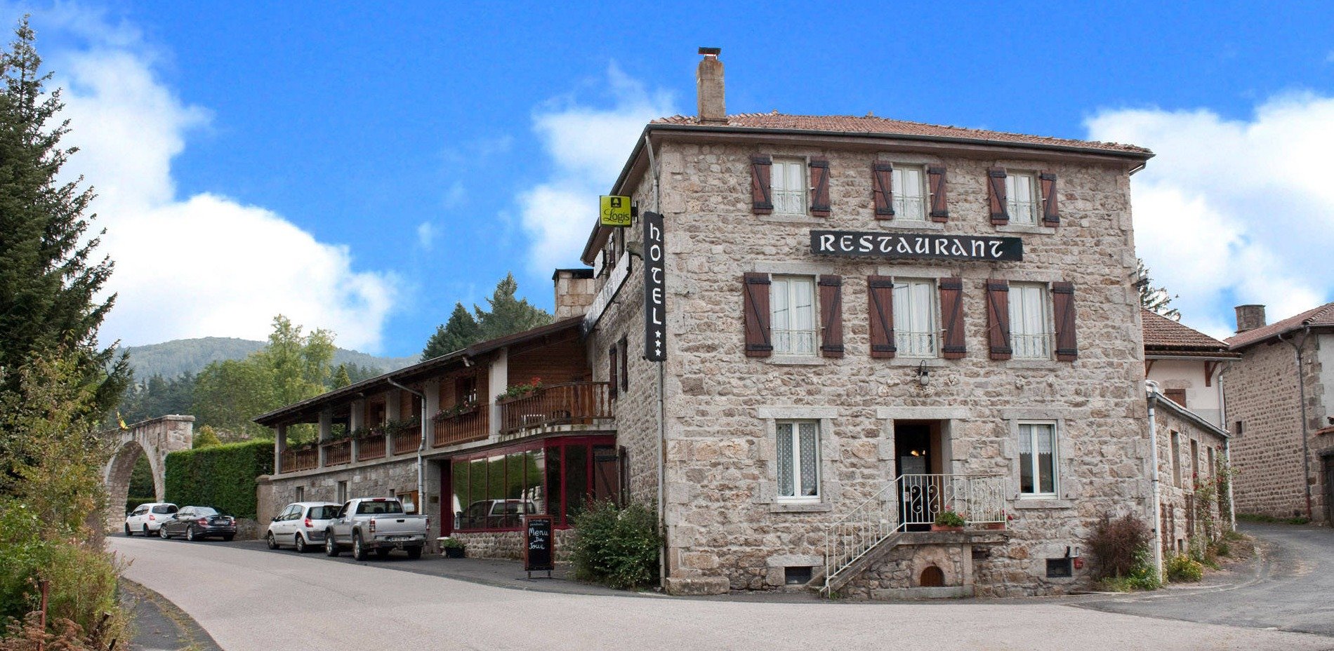 Au Pont de Raffiny restaurant in Saint-Romain