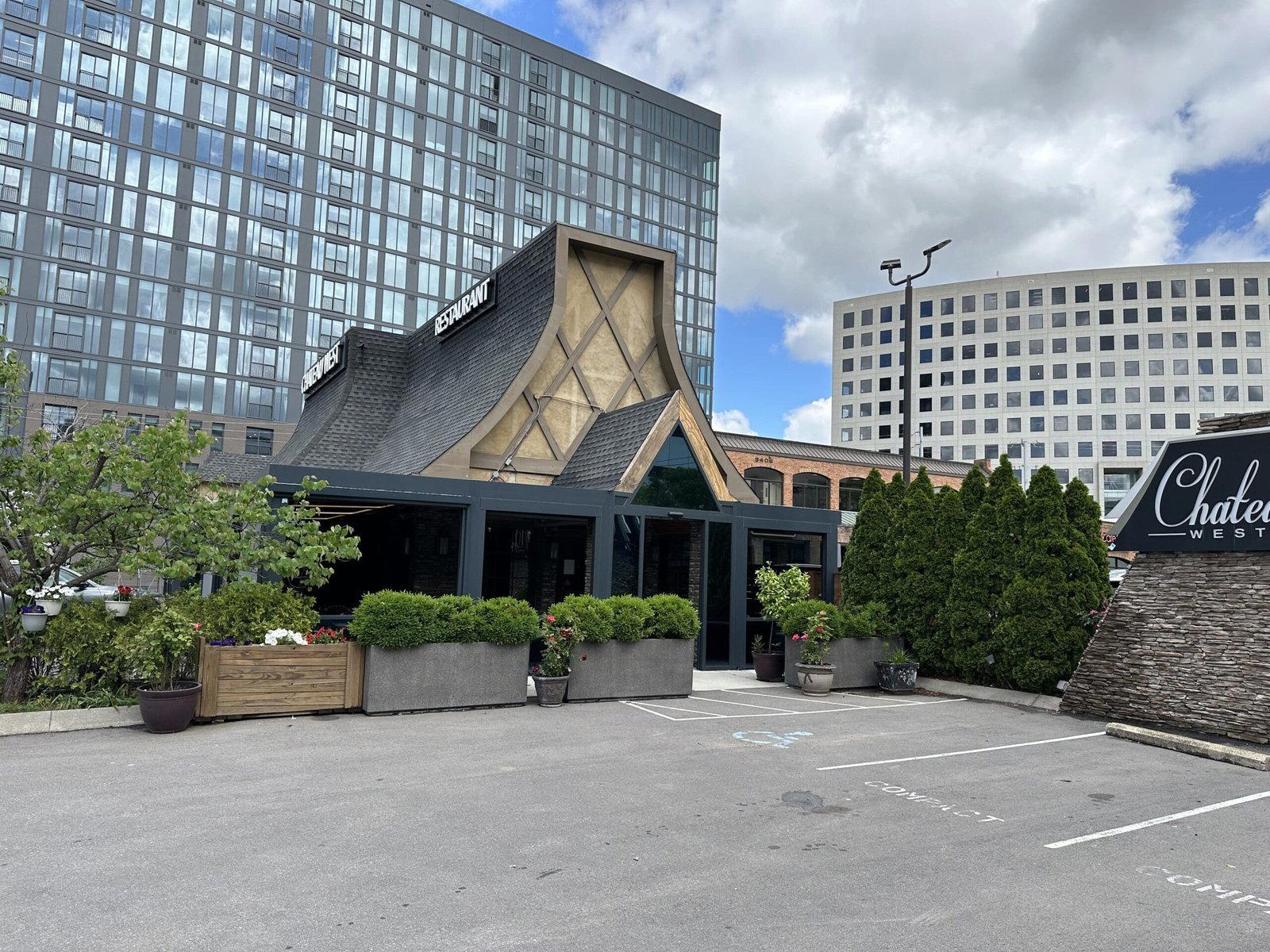 Chateau West restaurant in Nashville, United States