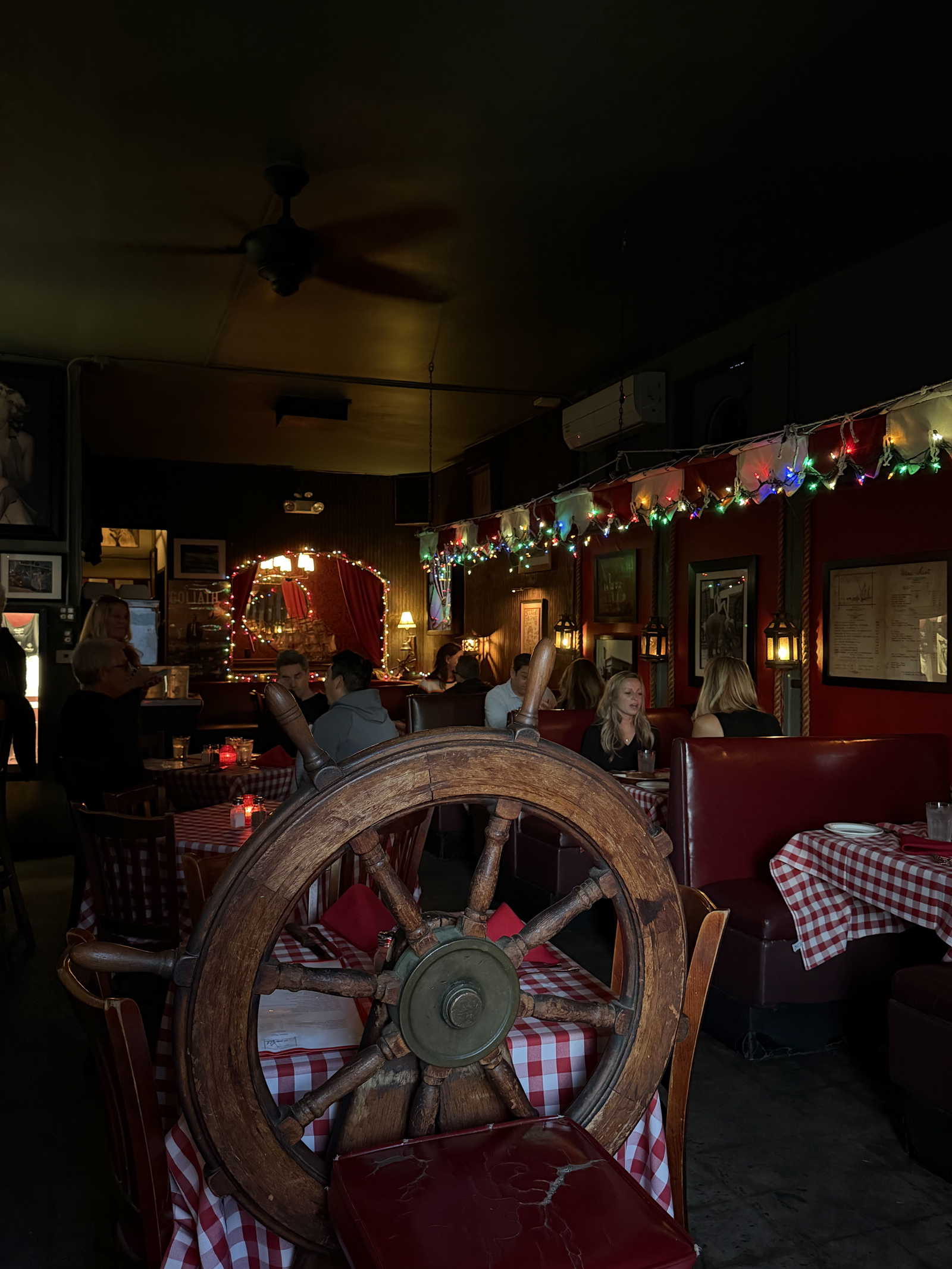 Chez Jay, Restaurant in Santa Monica