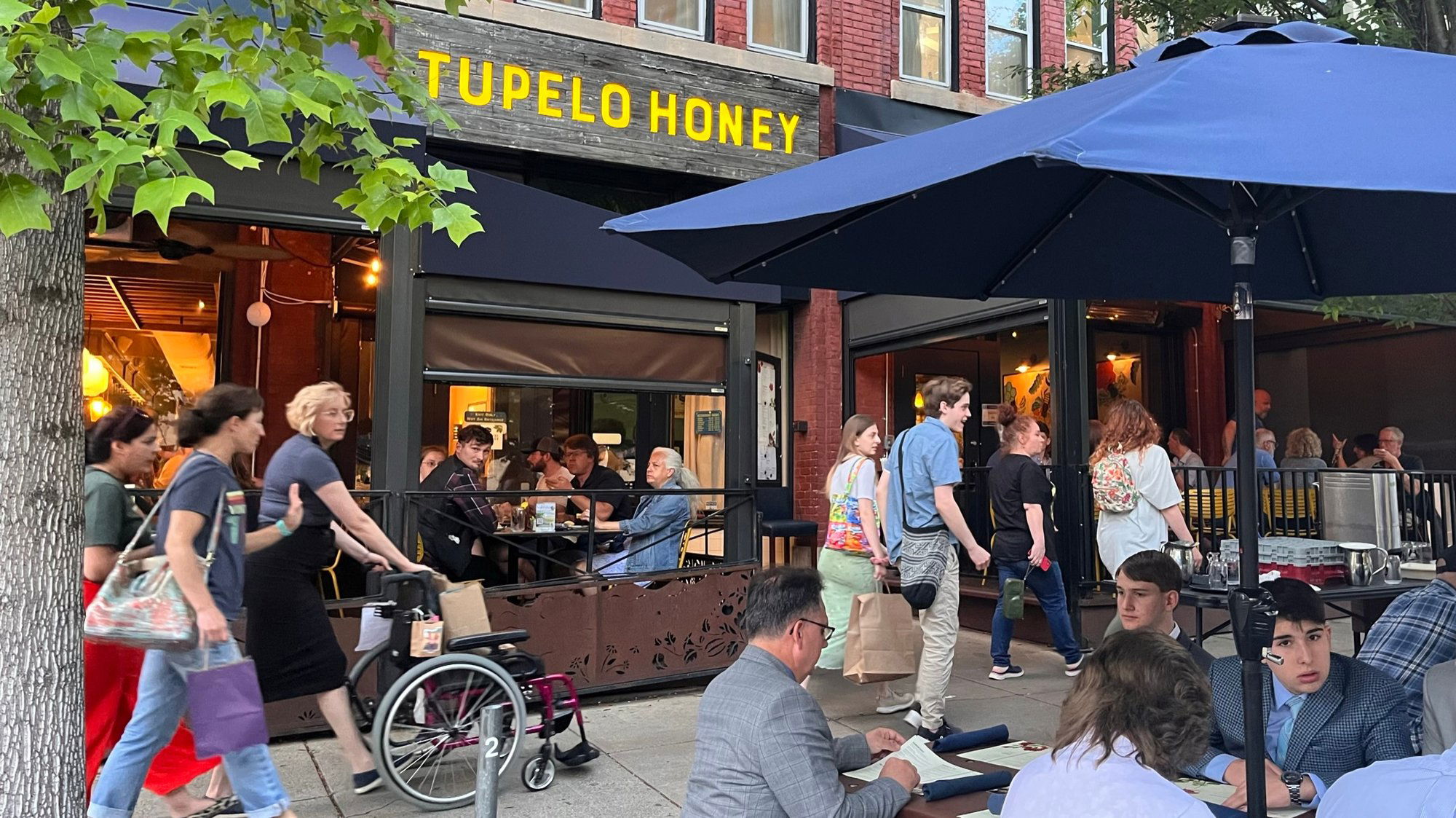 Tupelo Honey Southern Kitchen & Bar, Restaurant in Asheville