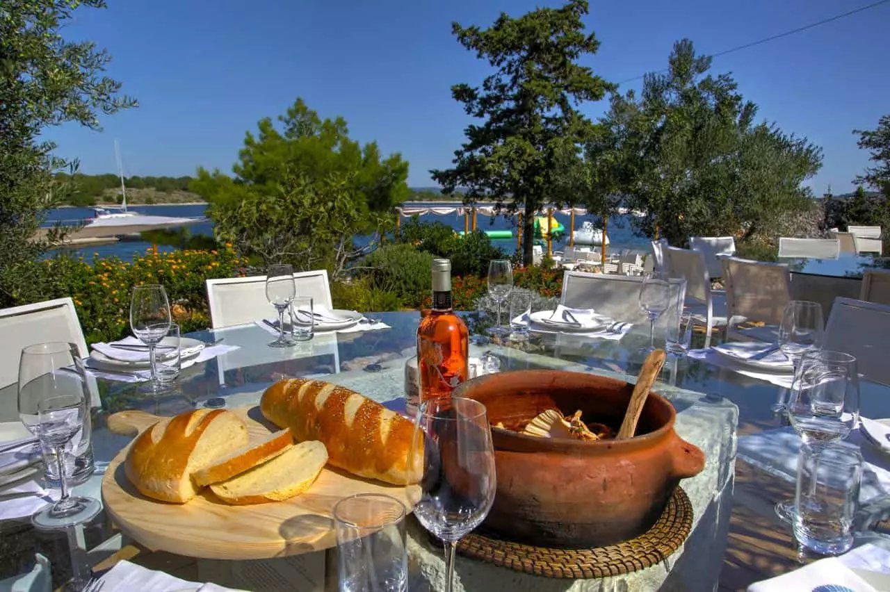 Fešta restaurant in Tisno