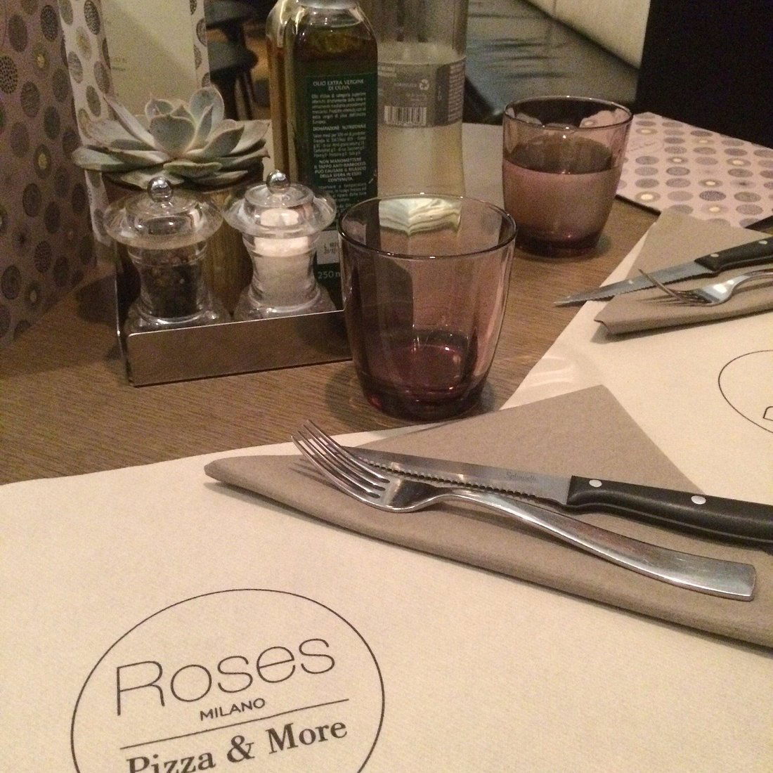 Roses Pizza & More, Restaurant in Milan