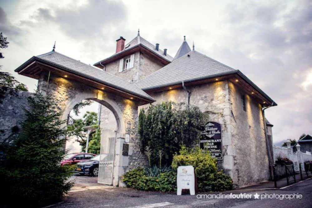Château des Comtes de Challes restaurant in Challes Les Eaux, France