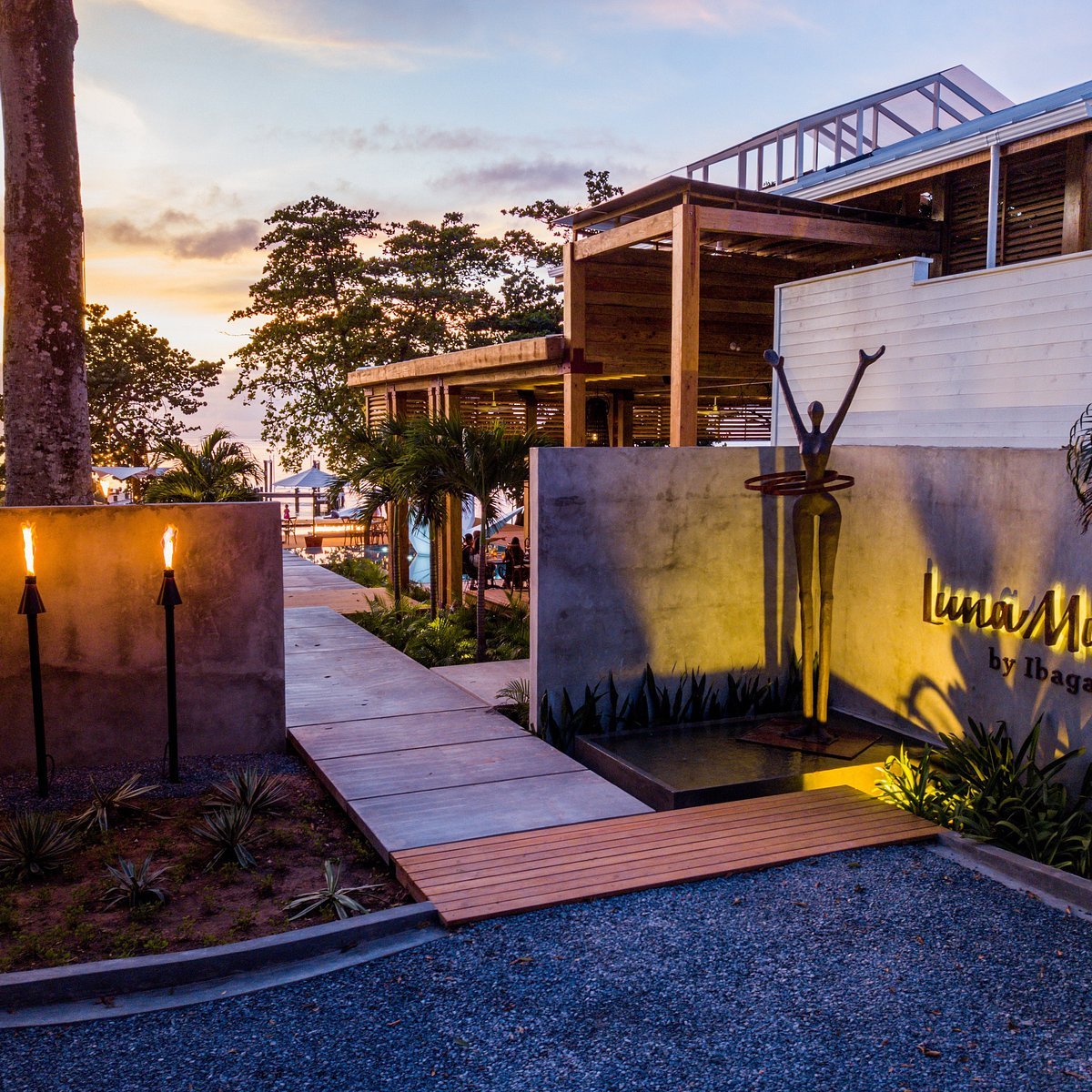 Luna Muna restaurant in Roatan, Honduras
