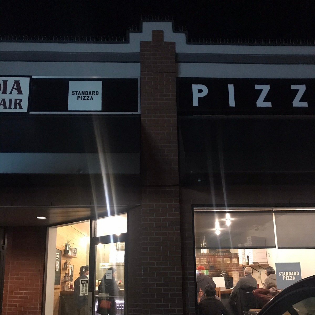 Standard Pizza, Restaurant in Victoria