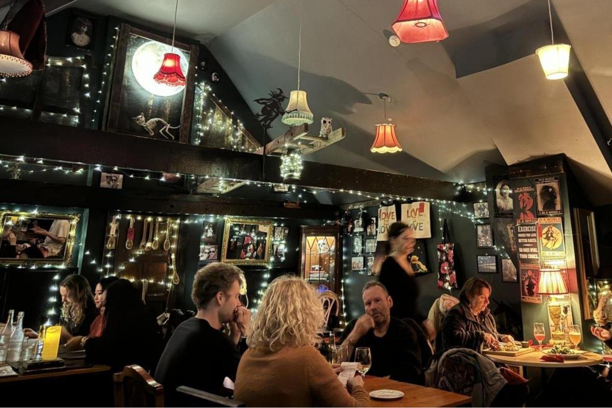 Thewitchez Restaurant, Restaurant in Brighton