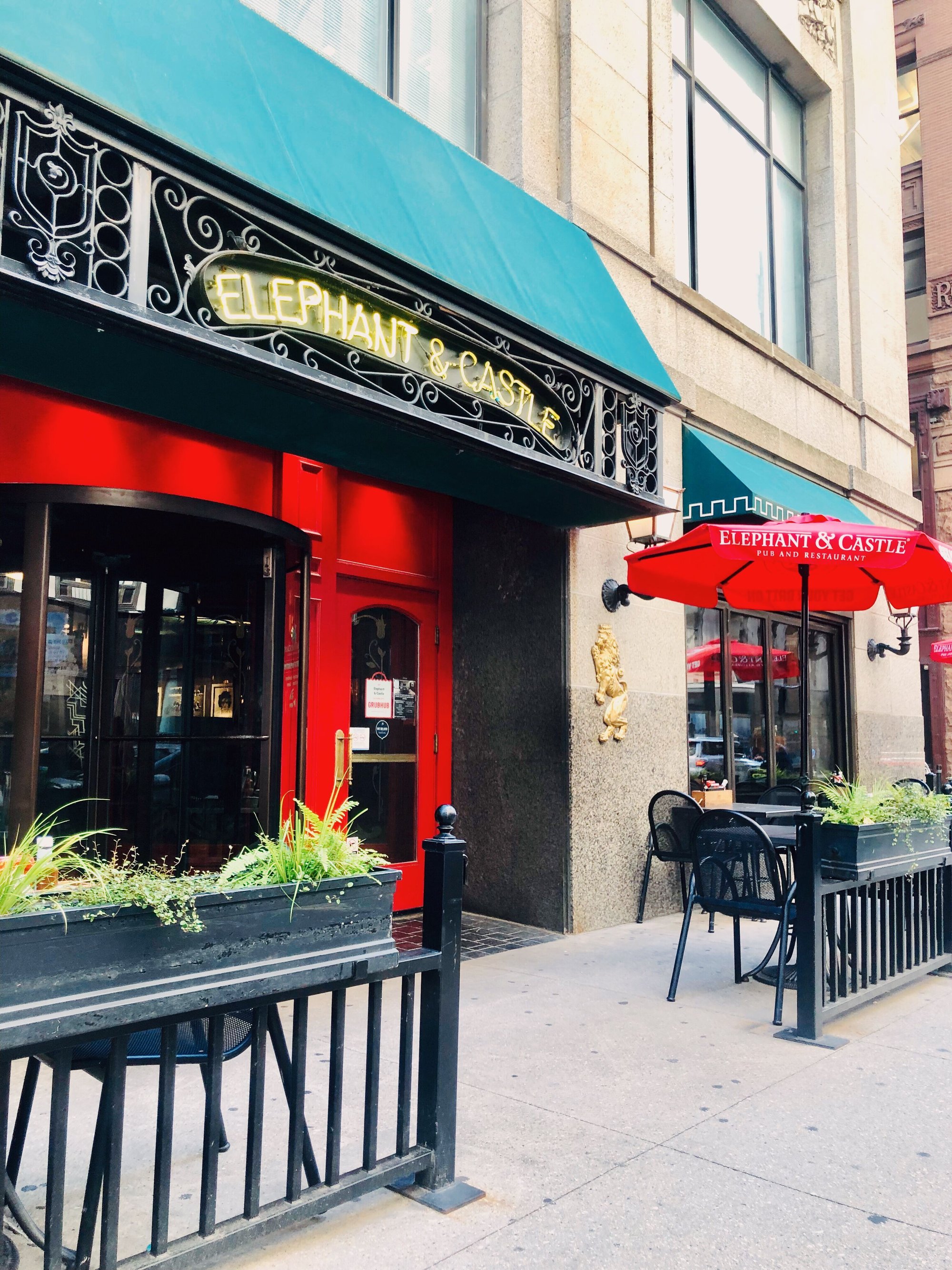 Elephant & Castle restaurant in Chicago, United States