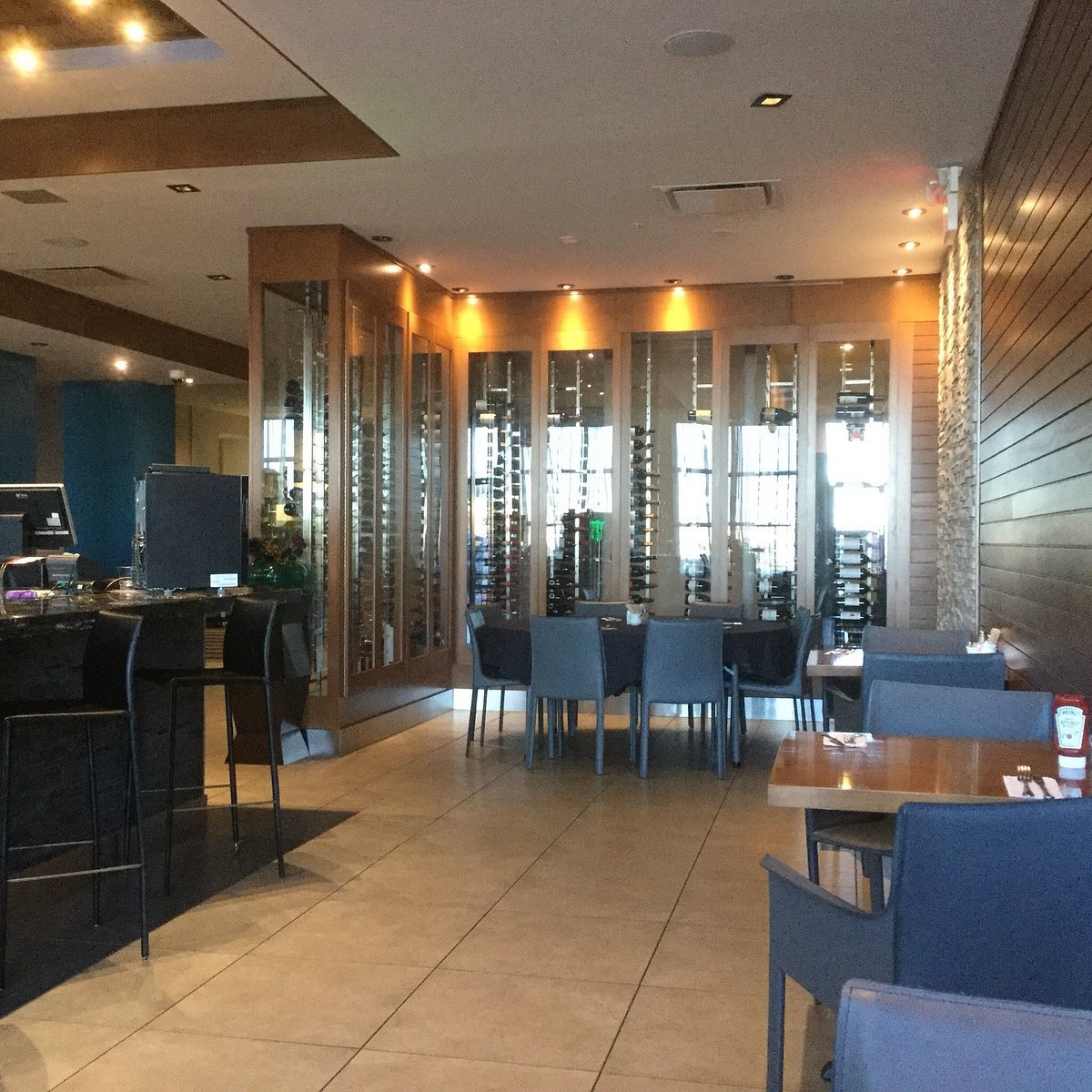 Ric's Grill restaurant in Nisku