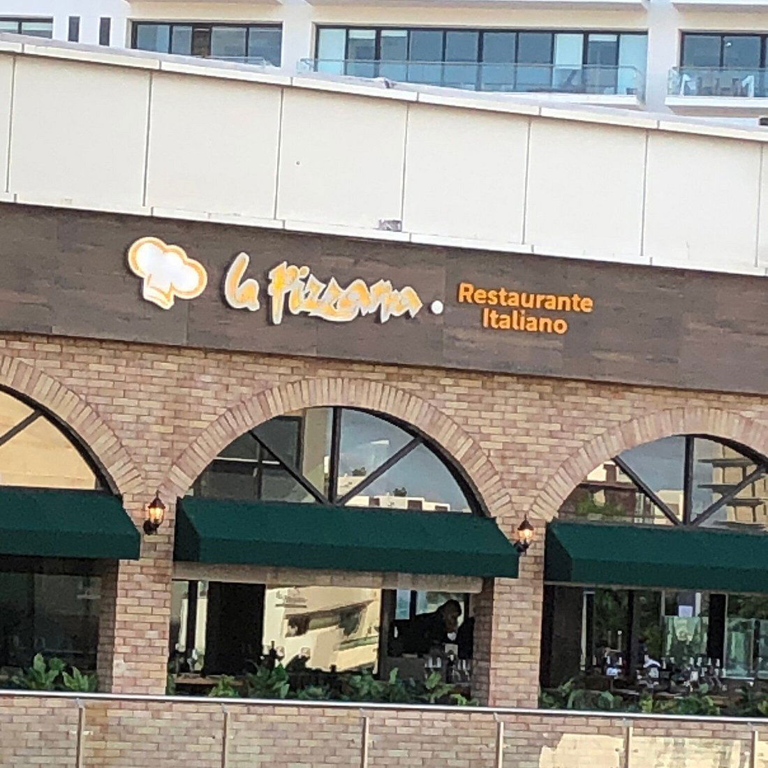 La Pizzarra Puerto Cancun, Restaurant in Cancún