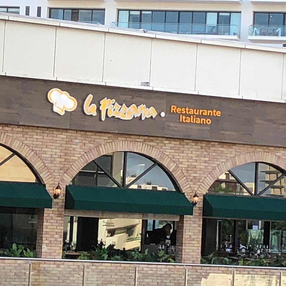 La Pizzarra Puerto Cancun restaurant in Cancún, Mexico