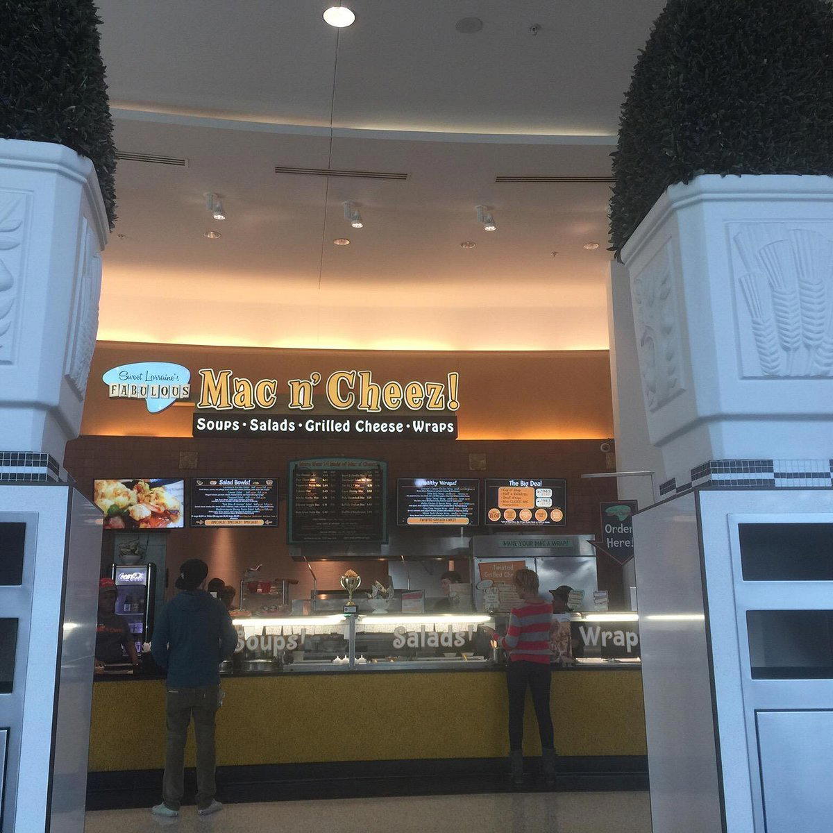 Sweet Lorraine's Mac & Cheez restaurant in Auburn Hills, United States