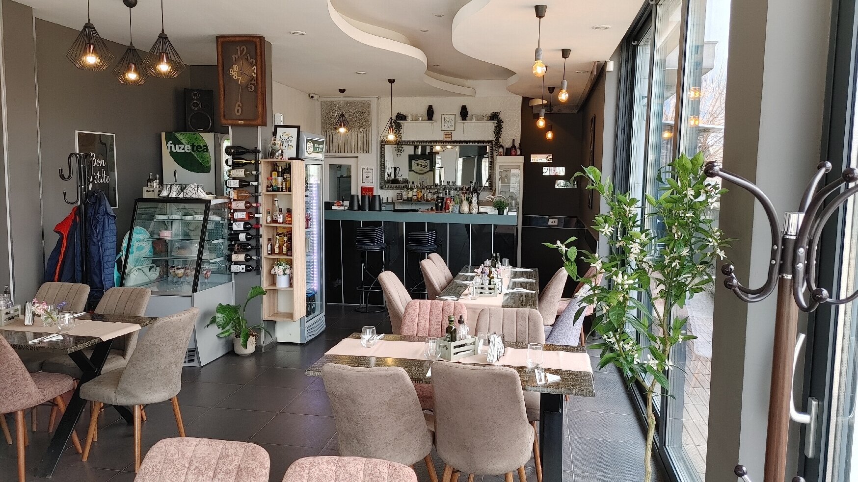 Boutique Fine Dining Salon