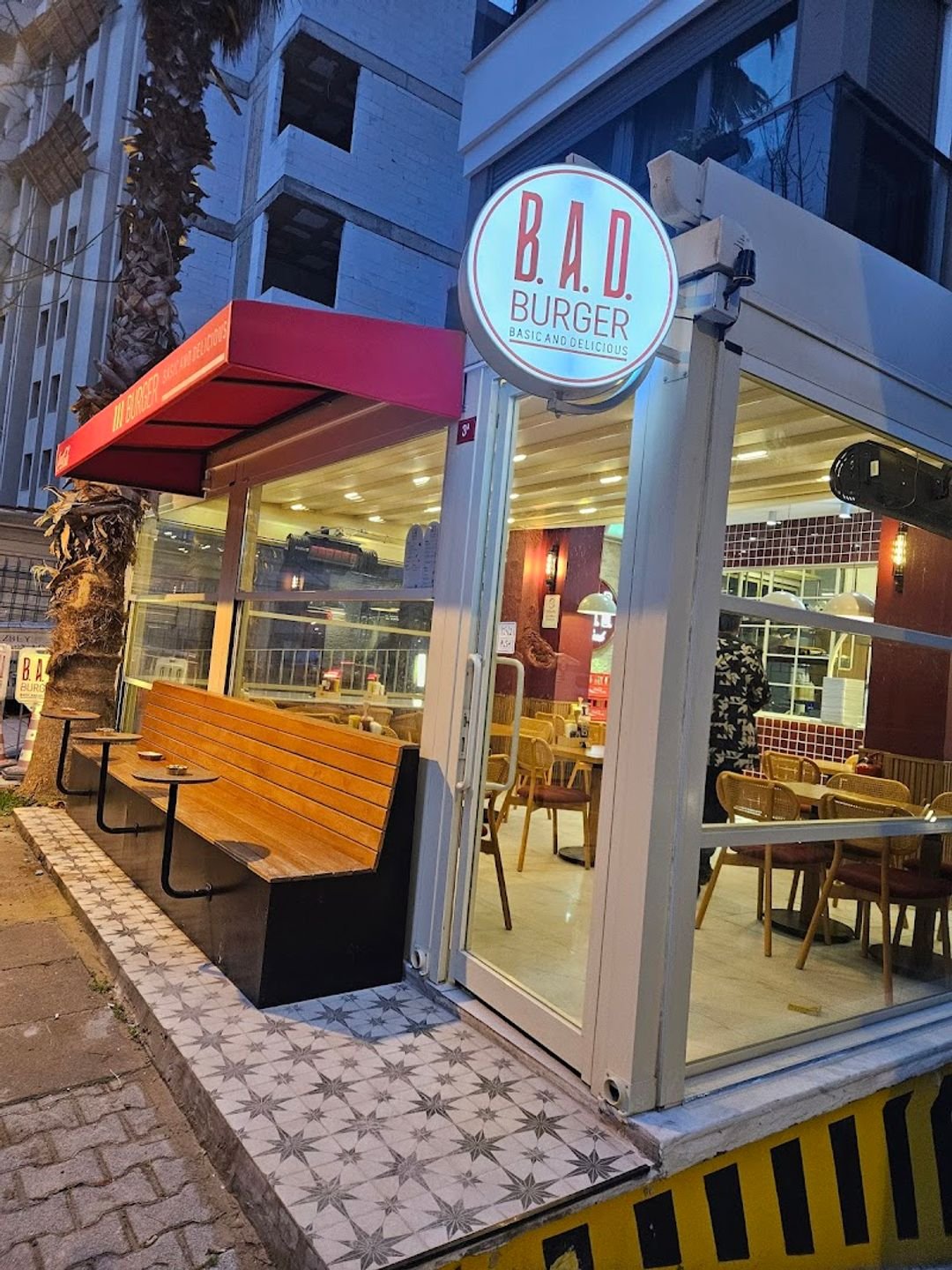 B.A.D Burger Basic And Delicious, Restaurant in Istanbul