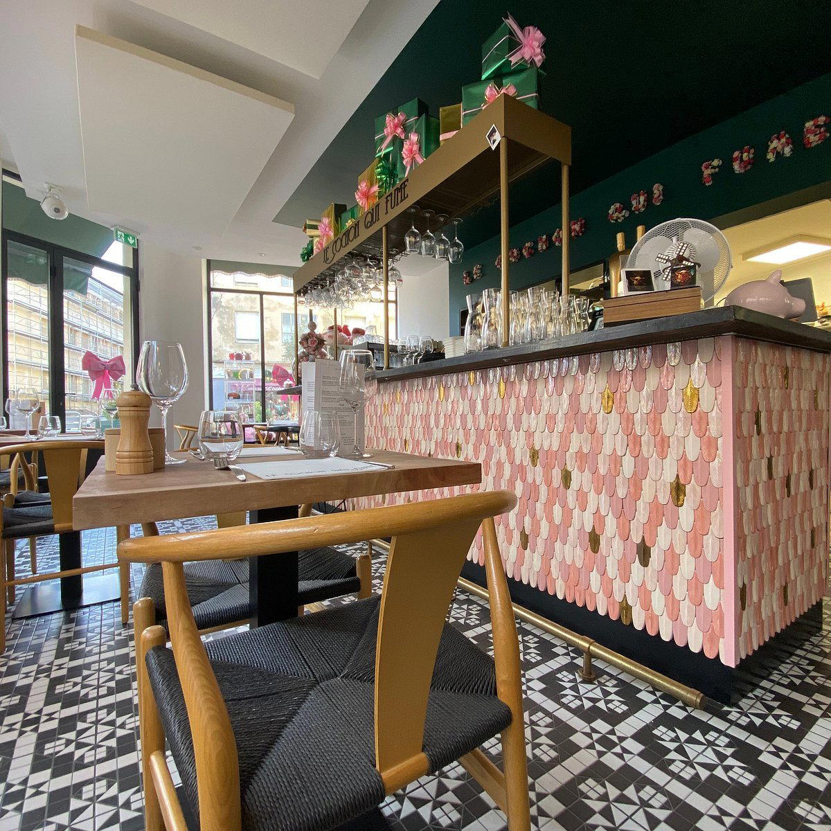 Le cochon qui fume restaurant in Arles, France