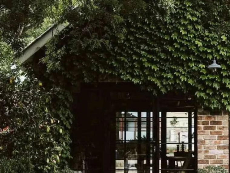 Sara Dining, Berry, Australia
