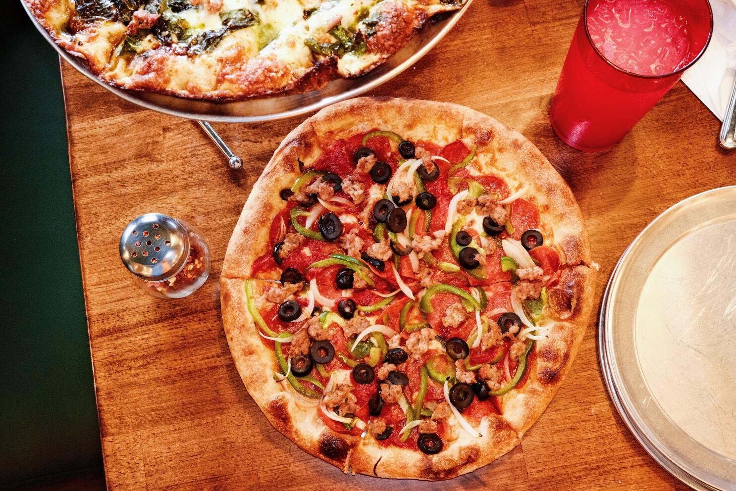 Mooney's Pizza Tavern, Restaurant in Long Beach