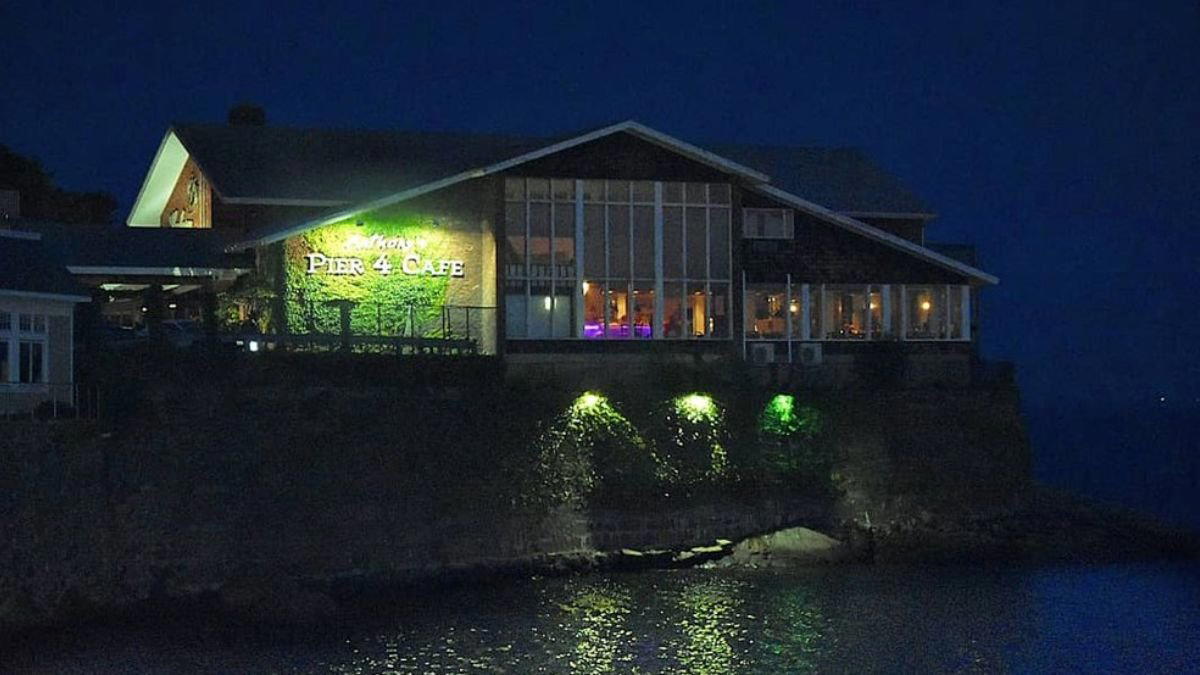 Anthony's Pier 4 Cafe restaurant in Swampscott, United States